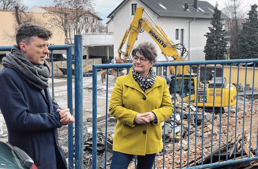 Bürgermeister Markus Renner und Schulleiterin Heike Zimmer freuen sich über die Fortschritte bei der Beräumung der Fläche für die neue Sporthalle des Franziskaneums. An der Ludwig-Richter-Straße soll bald gebaut werden.