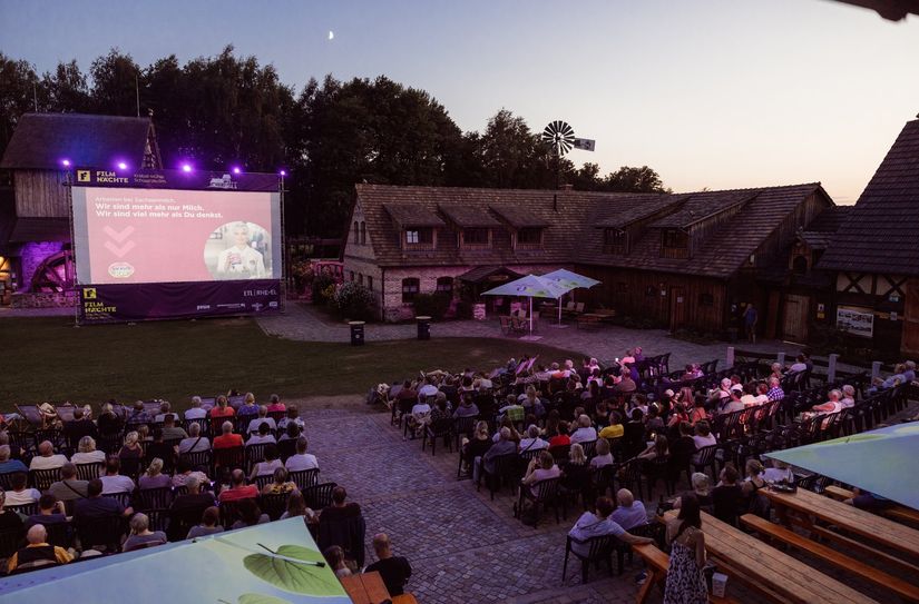 Gemütliche Filmabende erleben - das ist vom 11. Juli bis 11. August im Hof der Krabatmühle möglich.