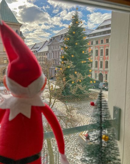 Weihnachtself Jarle behält den Wunschbriefkasten am großen Weihnachtsbaum auf dem Hauptmarkt gut im Blick.