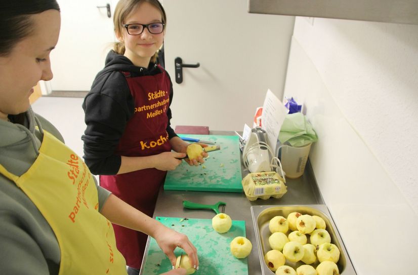 Bereits im vergangenen Jahr wurden Kinder und Jugendliche zum Kochen beim  Städtepartnerschaftsverein Meißen in die Räume der Sopro eingeladen. Damals stand das Menü unter dem Motto: »Fellbach«.