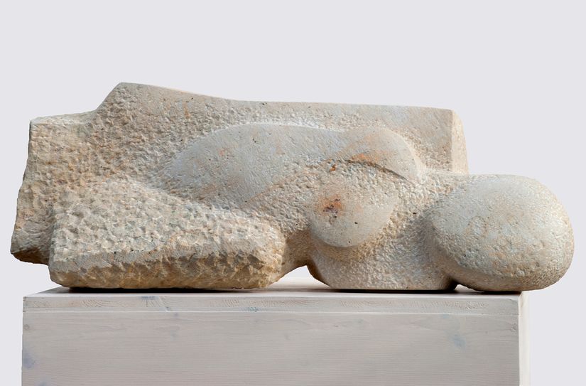 Ursula Güttsches, »Sanfte Verstörung«, 2023, Reinhardtsdorfer Sandstein.