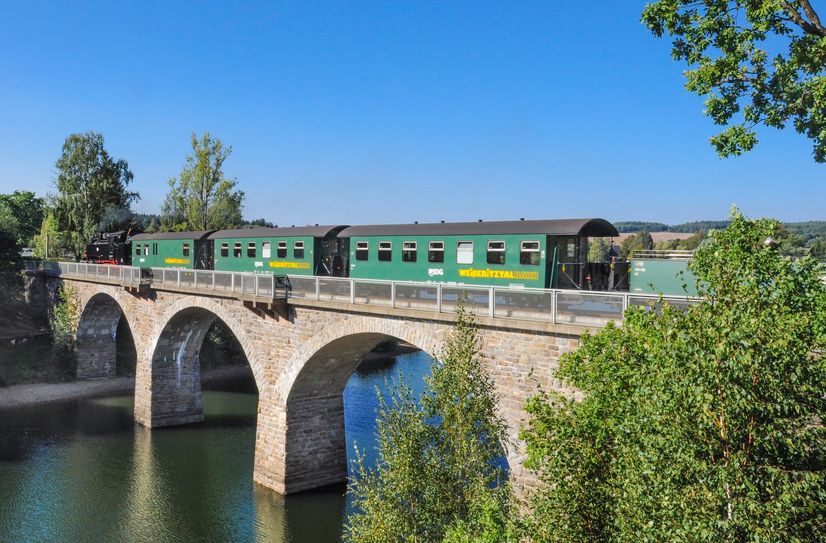 Weißeritztalbahn überquert Viadukt an der Talsperre Malter.