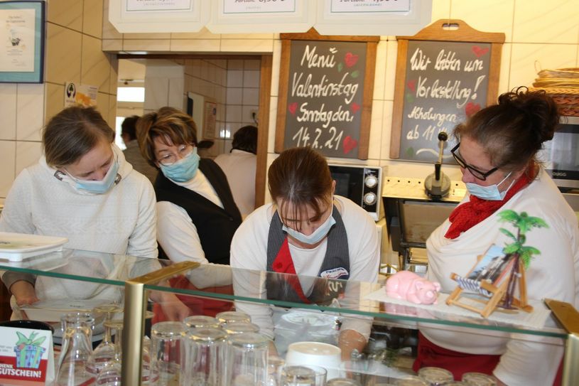 »Gewusel« wie auf der Intensivstation. Doch was hier auf dem »OP-Tisch« liegt, kommt zwar gerade aus der Röhre, hat aber kurz vor dem Valentins-Tag noch geschnattert oder gemuht. Mit so viel liebenden »Gaumenfreunden« hat Silke Neumann (r.) am letzten Sonntag nicht gerechnet. Foto: wit