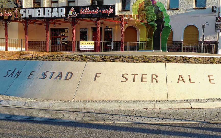 Von sinnlosem Vandalismus zeugt der momentane Anblick des Sockels am Kreisverkehr. Foto: ws