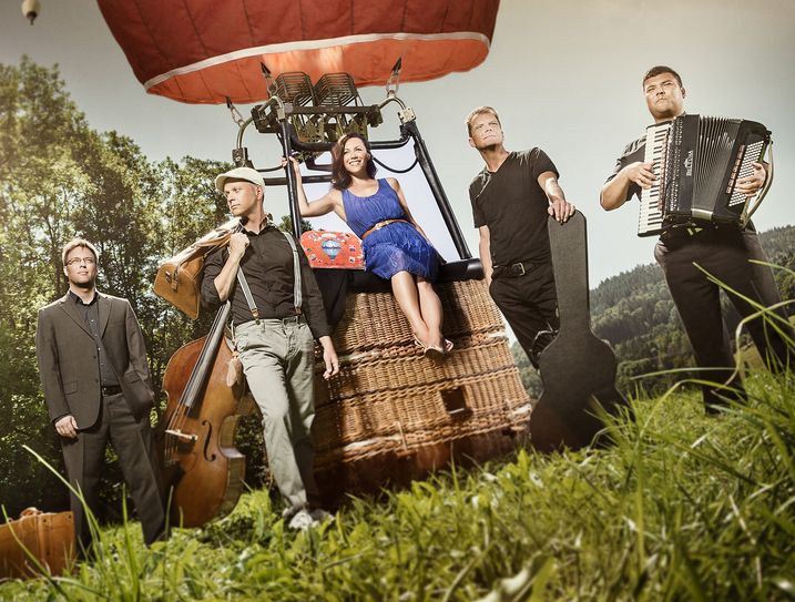 Mit „MOI  ET LES AUTRES“ gastiert zum zweiten Mal nach 2019 eine der besten Swing-Chanson-Bands am Freitag im Kulturhaus der BASF Schwarzheide GmbH: Foto: Band