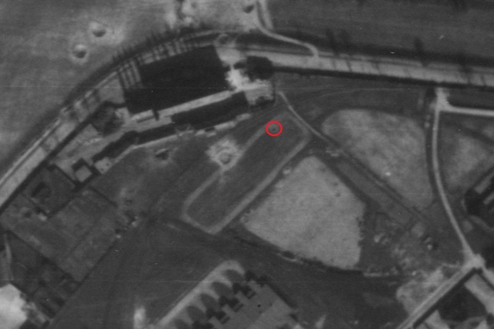 Historische Luftbildaufnahme, der rote Kreis zeigt den vermeindlichen Fundort. Foto: Archiv