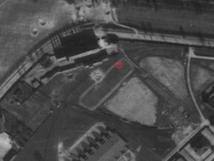 Historische Luftbildaufnahme, der rote Kreis zeigt den vermeindlichen Fundort. Foto: Archiv
