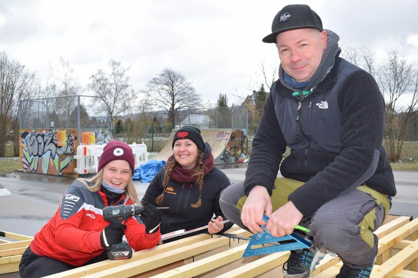 Gut gelaunt wurde an den Elementen am Skatepark Wilthen gewerkelt. Foto: spa