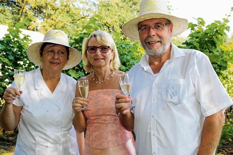 Für Winzer-Gattin Karola Krause, Weinkönigin Carola Koch und Hobby-Winzer Martin Krause war es letzte Woche eine Premiere, den ersten eigenen Sekt auf der Zunge zu sprüren (v.l.). In den Geschäften wird man dieses Produkt allerdings noch nicht vorfinden. Foto: wit