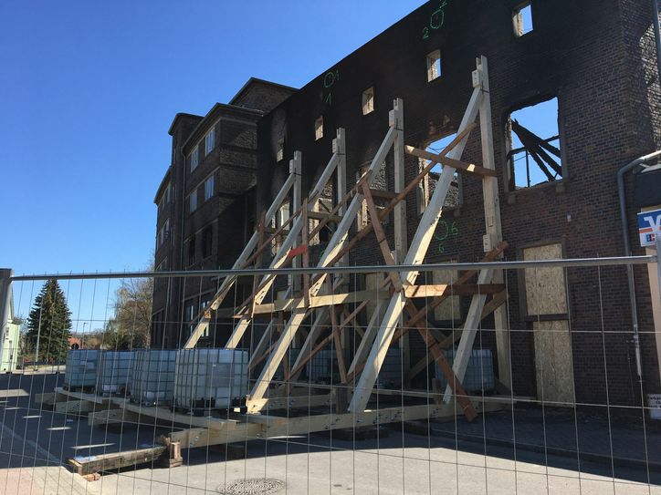 Das Volkshaus in Weißwasser hatte am 25. April gebrannt. Die Außenhülle musste danach abgestützt werden. Foto: T. Keil