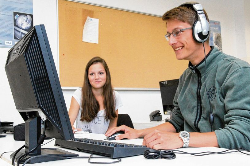 Benjamin Daun, Zwölftklässler des Friedrich-Ludwig-Jahn-Gymnasiums in Forst beim Test. Banknachbarin Desiree Arndt hat diesen ebenfalls absolviert. Ein Studium plant sie nicht, sie möchte nach dem Abi eine Ausbildung zur Krankenschwester machen. Foto: jho