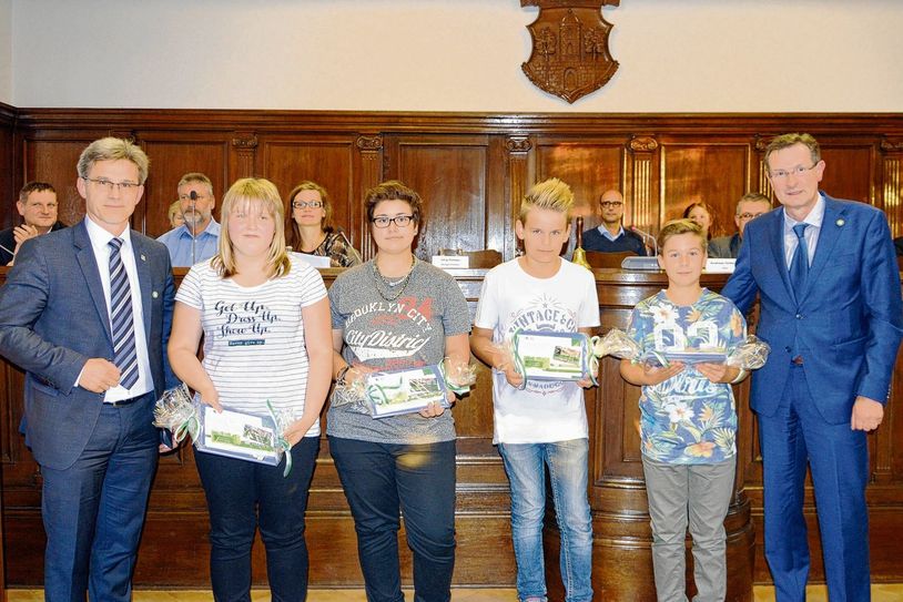 Bürgermeister Jörg Gampe, Leonie Schaade, Alina Kandel, Maximilian Hinz, Maddox Gruhne und Stadtverordnetenvorsteher Andreas Holfeld. Foto: pm