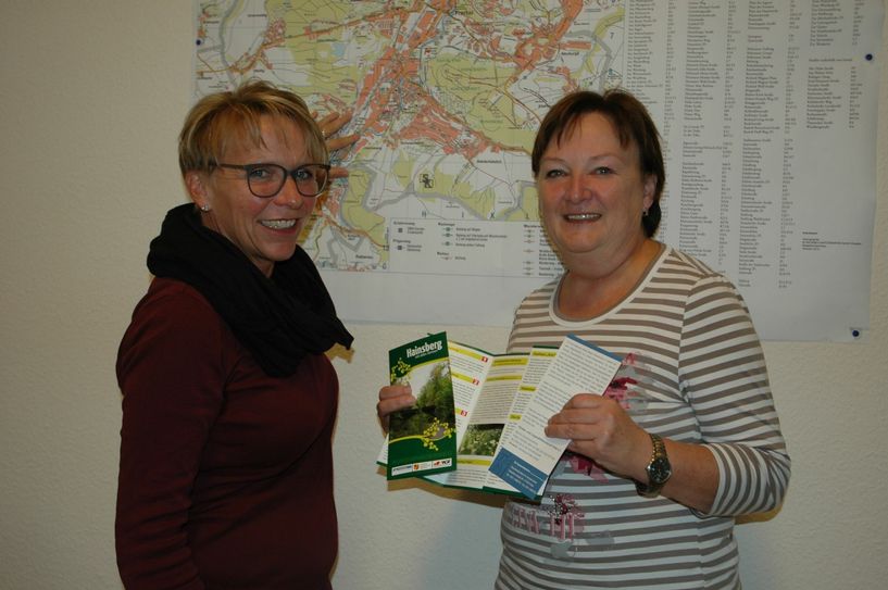 Simone Lehmann (li.) und Jutta Kaiser (re.) mit den neuen Flyern für den Hainsberger Rundweg vor der Freitaler Karte. Sie haben alle Ortsteile im Blick.          Foto: Wo