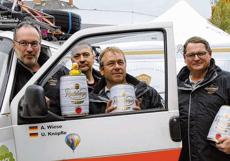 Mit wärmenden Jacken und einem Fässchen von Radeberger sind die vier Langebrücker gut ausgerüstet: Ulrich Knöpfle, Andreas Wiese, Edgar Hartel und Andreas Kasdorf (v.l.). Foto: Rodig