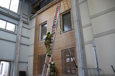 Training im neuen Ausbildunzszentrum an der Magazinstraße: Nachdem Dresden die Aus- und Fortbildung von Rettungsassistenten zu Notfallsanitätern übernommen hat, sollen nun auch Brandmeisteranwärter ausgebildet werden. Foto: Schramm