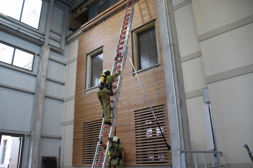 Training im neuen Ausbildunzszentrum an der Magazinstraße: Nachdem Dresden die Aus- und Fortbildung von Rettungsassistenten zu Notfallsanitätern übernommen hat, sollen nun auch Brandmeisteranwärter ausgebildet werden. Foto: Schramm