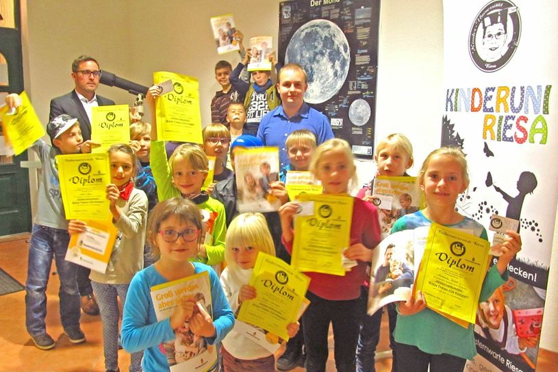 Diplome nach der Kinderuni zum Thema Versicherungen. Foto: Volkssternwarte Riesa