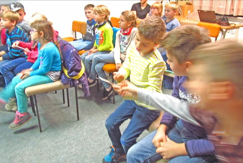Kinderunistudenten gehen „Versicherungen“ auf die Spur: Was kann kaputt gehen und wer bezahlt das? Foto: Volkssternwarte Riesa