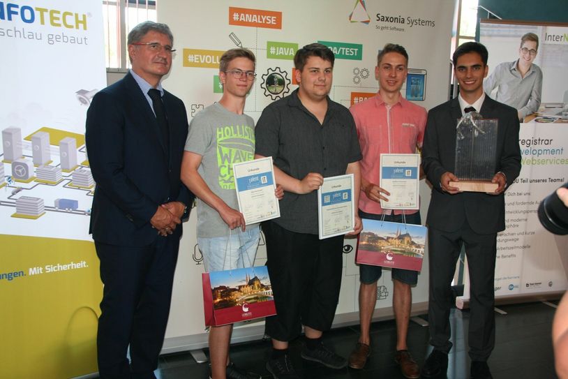 Thomas Popp (Amtschef der Staatskanzlei und CIO des Freistaates Sachsen), die Gewinner des IT-Nachwuchspreises Max Hennersdorf, Louis Rädisch und Jonathan Kretschmer sowie der Gewinner des IT-Ideenpreises Nico Purschke. Foto: Karina Göthlich-Strauß