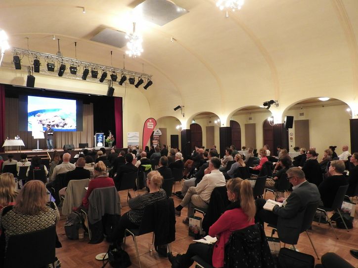 Jürgen H. Krenzer motiviert die Teilnehmer beim Tourismustag des Landkreises mit seinem Vortrag.        Foto: R. Rink