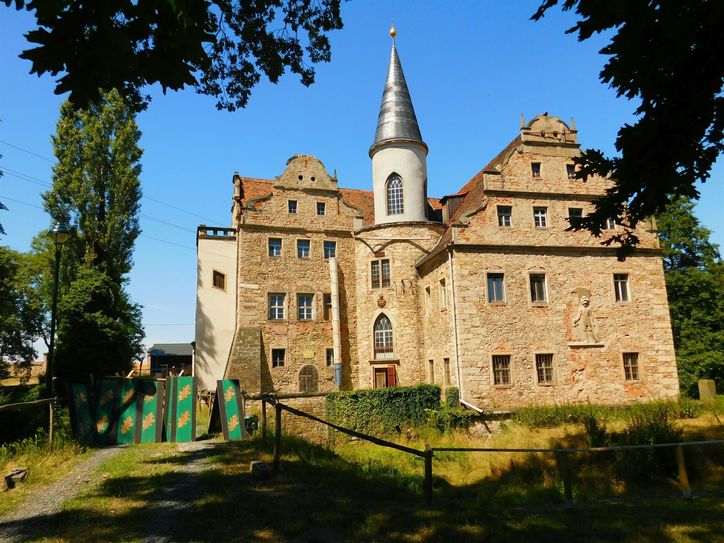 Die Sanierungen am Wasserschloss Oberau sollen weitergehen. Für die nächsten Abschnitte werden weitere Spenden eingeworben.