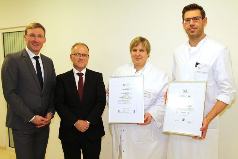 Neujahrsempfang am Lausitzer Seenland Klinikum. Oberbürgermeister Stefan Skora (2.v.l.) überreicht das Zertifikat für das alterstraumatologische Zentrum und das Qualitätssiegel Geriatrie Add on an Krankenhausgeschäftsführer Jörg Scharfenberg (l.) sowie die geriatrische Oberärztin Anne-Christiane Thomä und den unfallchirurgischen Oberarzt Peter Brath.