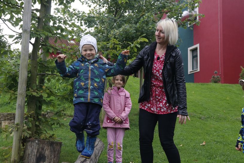 Der Balancierbalken gehört zum Konzept der Kita (hier mit Leiterin Corina Tietze). Foto: Mutschke