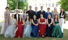Klasse A:
Hintere Reihe: v.l. Lina-Lotte Hermel, Sophie Rühlemann, Elisabeth Bormann, Jakob Alkier, Tom Hirschnitz, Leon Engelmann, Tim Wendt, Selma Stange, Tutorin: Kathrin Dorn
Vordere Reihe: v.l. Emelie Päckert, Giuliana Wartenburger, Lucy Fucke, Lucia Hoffmann, Cindy Ratsch, Annika Pötzsch, Emily Fischer