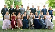 Klasse F:
Hintere Reihe: v.l. Kevin Kretzschmar, Ludwig Teschner, Victoria Harz, Emilio Linge, Djarmila Stiehr, Mitko Apitz, Miriam Fritsch, Willi Klauber, Tutorin: Susann Schmidt
Vordere Reihe: v.l. Denise Wilde, Hannah Münch, Anika Ressel, Nele Rumpelt, Lara Ulbricht, Laura Kuhbach, Thea Opitz, Lea Preibisch
