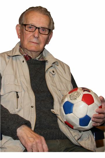 Angestachelt durch seine Töchter trainierte Harry Grätz einst die Aktivist-Fußballerinnen. Dem runden Leder ist der inzwischen 85-Jährige auch heute noch treu. Foto: wm
