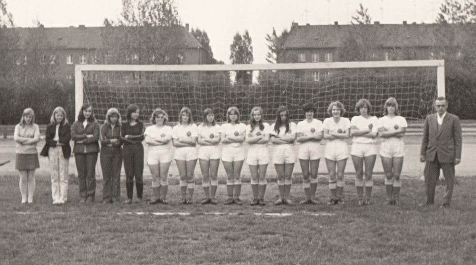Die Aktivist-Amazonen mit Trainer Harry Grätz vor einem Punktspiel in den 70er Jahren. Foto: Archiv/wm