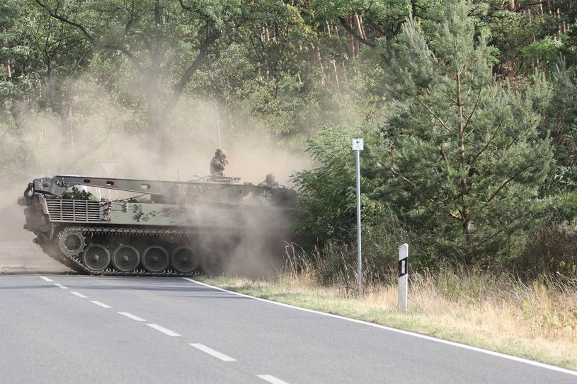 Am Boden unterstützt der Pionierpanzer der Bundeswehr beim Schneisen- und Wegebau.