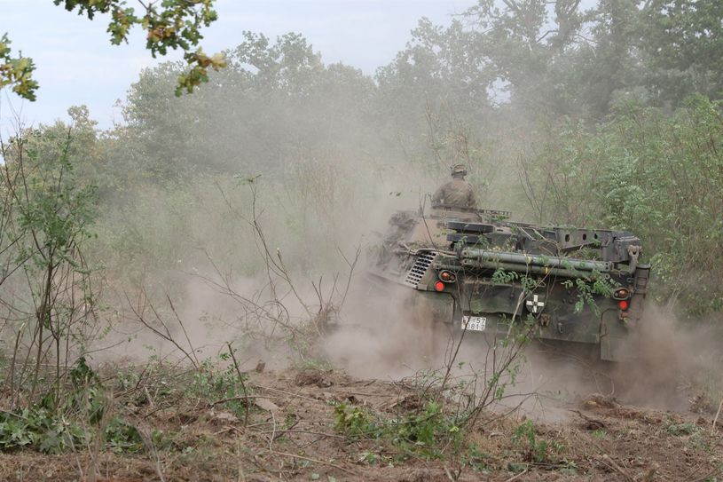 Am Boden unterstützt der Pionierpanzer der Bundeswehr beim Schneisen- und Wegebau.