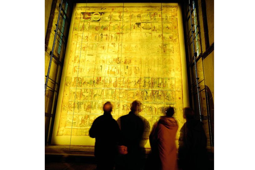 Großes Zittauer Fastentuch und Besucher im Museum Kirche zum Heiligen Kreuz in Zittau. Foto: Rene Pech