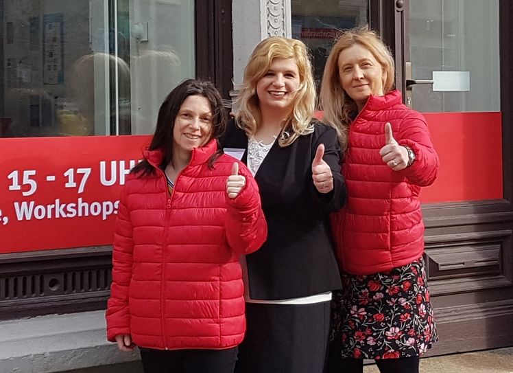 Katrin Pötschke, Steffi Hempel und Antje Radusch (v.l.n.r.) vor der neuen VBZ-Beratungsstelle am Demianiplatz 8 in Görlitz. Foto: Verbraucherzentrale Sachsen