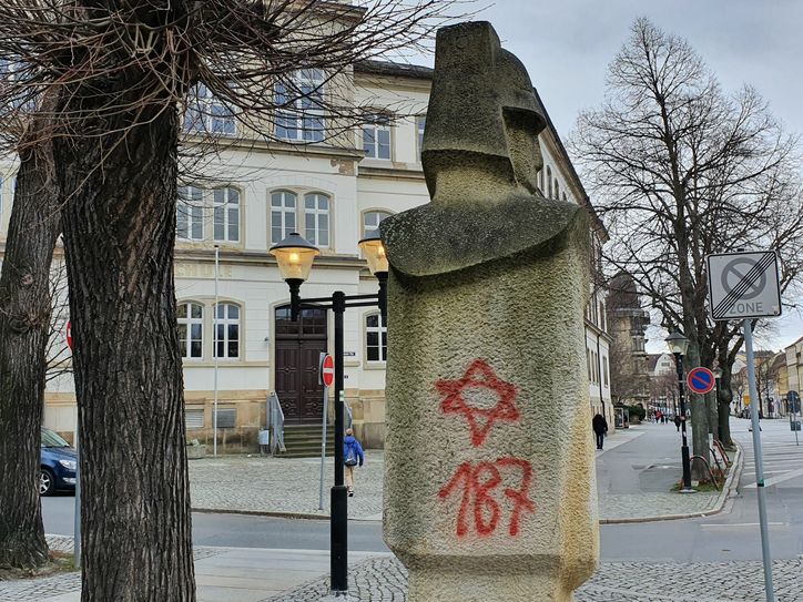 Der Steinerne Torwächter am Dohnaischen Platz, dem Zugang zur Fußgängerzone.