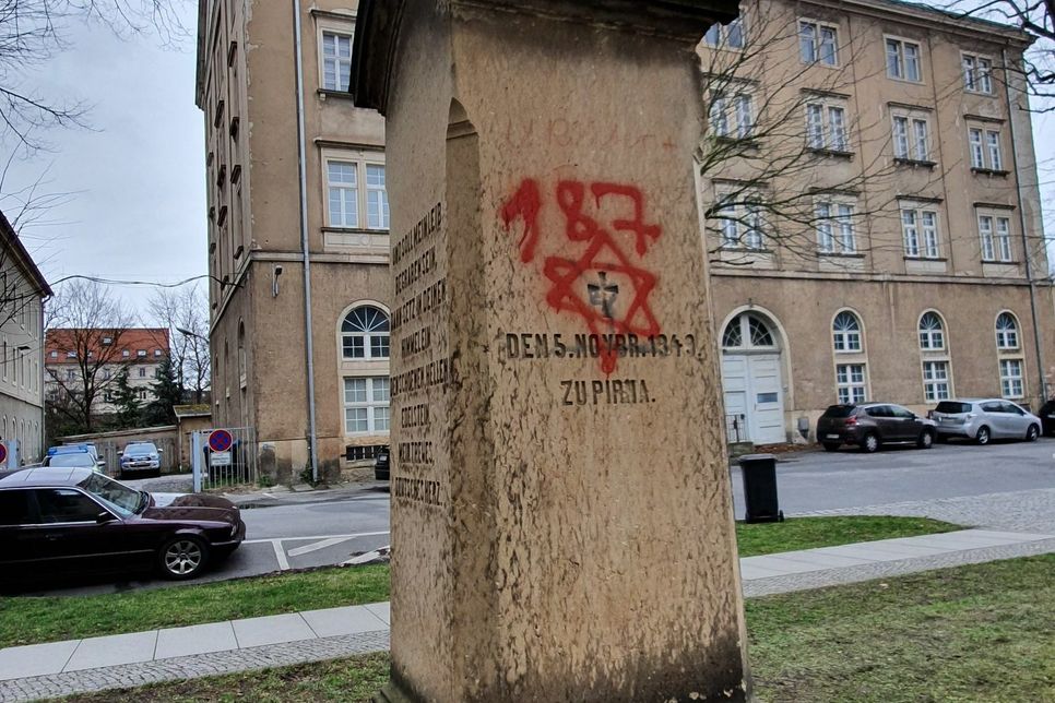 Das Denkmal auf der  Dr.-Wilhelm-Külz-Straße – überall beschmierte Fassaden und Flächen. Fotos: D. Förster.
