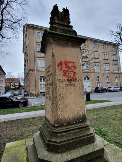 Das Denkmal auf der  Dr.-Wilhelm-Külz-Straße – überall beschmierte Fassaden und Flächen. Fotos: D. Förster.