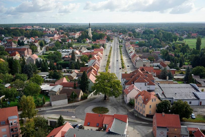 Blick in die Wilhelm-Pieck-Straße in Lauchhammer-Mitte. Im gesamten Land Brandenburg läuft das öffentliche Leben zurzeit auf Sparflamme. Foto: Stadt Lauchhammer