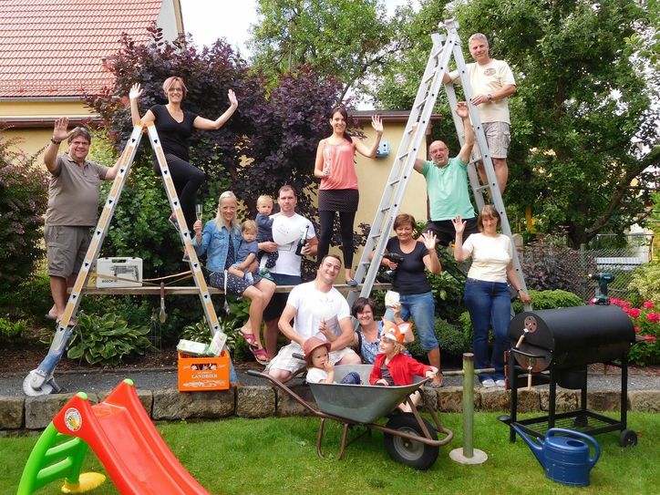 "Wir haben versucht symbolisch darzustellen, was verliehen (Werkzeuge/Maschinen/Leitern) wird oder im Haushalt fehlt (Mehl, Zucker, Eier) oder was man gern zusammen tut (grillen, ein "Zaubi" - Zaunbier - oder Sektl trinken), Blumen gießen in der Urlaubszeit, Pakete annehmen, Brifkasten leeren, oder sogar mal ein Zimmer streichen - alles normal für uns", schreibt Carina Schmidt zu diesem Bild.