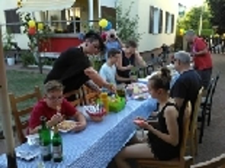 ...wie die ganze Hausgemeinschaft, die meint: Es gibt immer einen Grund zum feiern. Fotos: privat