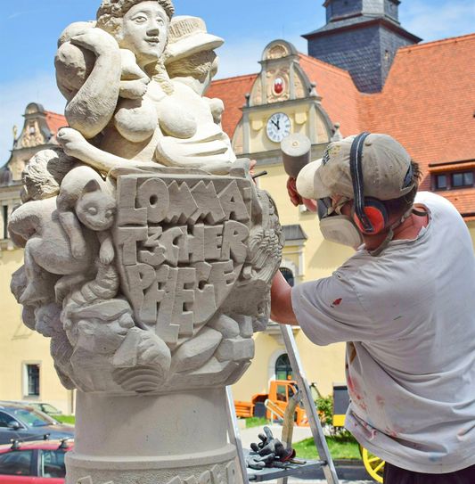 Joachim Zehme beim Bau des Lommatzscher Marktbrunnens.