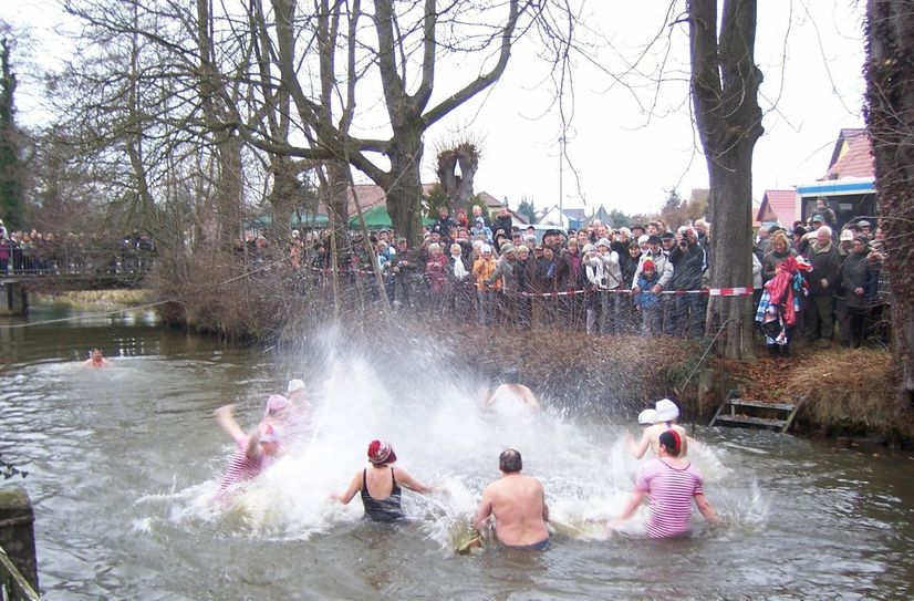Ein Neujahrsbaden gibt es am 1. Januar wieder an der Berste-Brücke in Treppendorf.