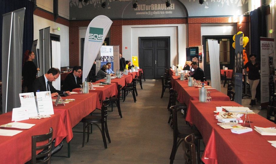 Beim Job-Speed-Dating lernen sich Unternehmen und Bewerber in kurzen, rund achtminütigen Gesprächen kennen. Daraus resultieren dann im Idealfall weiterführende Gespräche und Einstellungen. Foto: EGZ