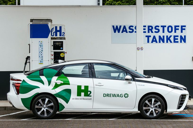 Seit gestern in Betrieb: Zwei wasserstoffangetriebene Toyota Mirai, die ab sofort im Einsatz bei Drewag und Enso sind.Foto: Killig