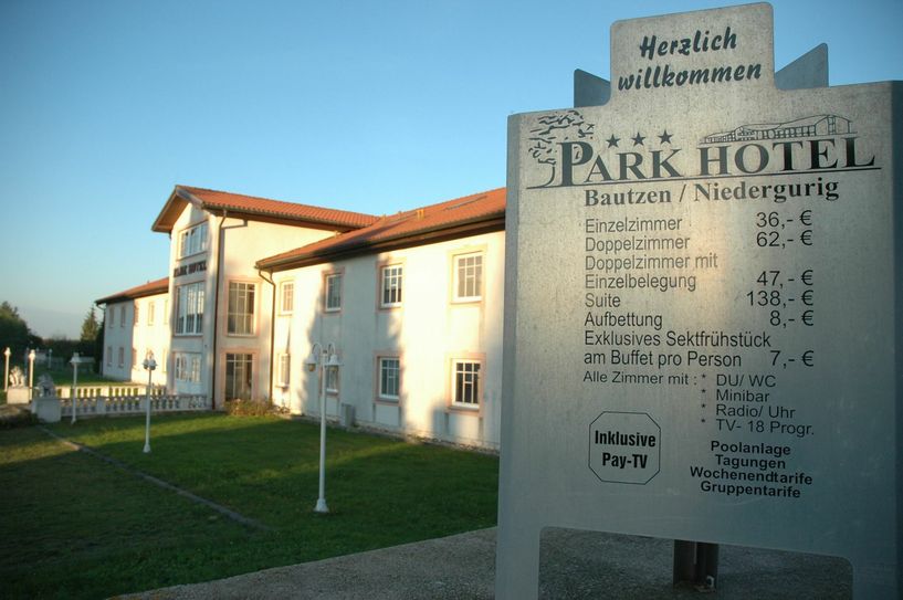 Das Niederguriger Parkhotel bietet 150 Asylbewerbern Platz. Bereits jetzt ist aber klar, dass nach derzeitigem Stand bis Ende 2016 im Landkreis Bautzen tausende Unterbringungsplätze fehlen werden. Foto: Hache