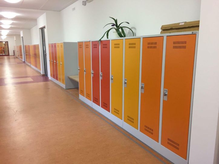 Blick in die hellen, freundlichen Gänge mit bunten Schränken. Fotos: SV