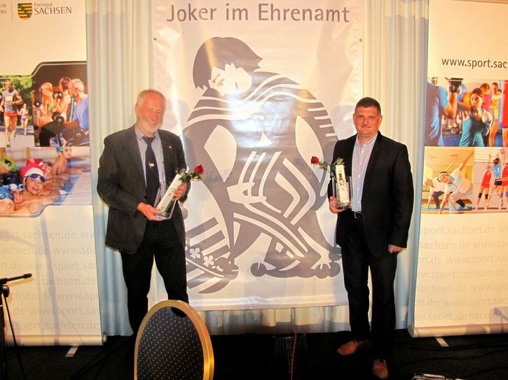 Christian Ziegra (li.) vom Pirnaer Ruderverein 1872 und Sascha Reichelt vom ESV Lok Pirna nehmen freudig den »Joker« in Empfang. Foto: privat