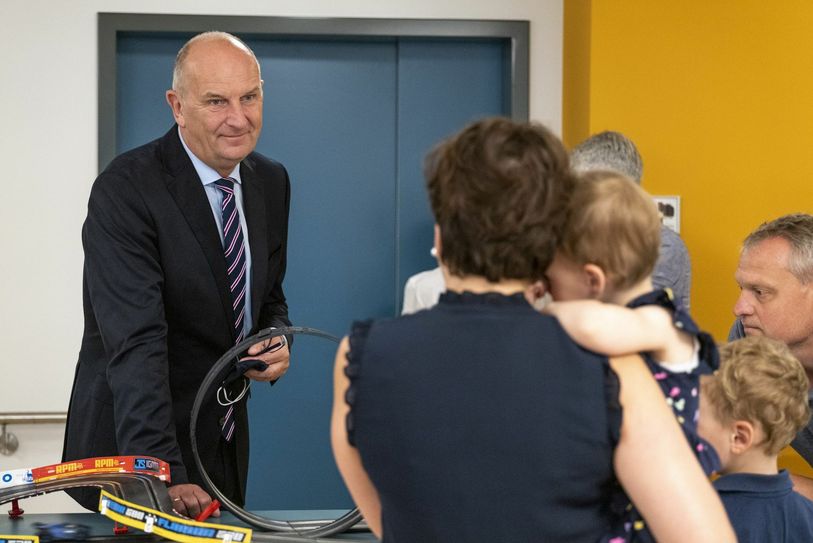 Bundesratspräsident Dietmar Woidke verbrachte viel Zeit in Gesprächen mit Betroffenen und deren Angehörigen sowie Mitarbeiterinnen und Mitarbeitern. Foto: Guido Werner/Deutsche Fernsehlotterie