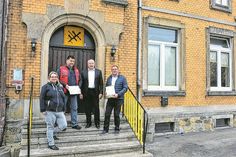 Frau Schönfelder (Regionalmanagement Erzgebirge), Karsten Friedrich (stellvertretender Bürgermeister von Hermsdorf) und Andreas Liebscher (Bürgermeister von Hermsdorf, v.l.n.r.) bei der Übergabe des Zuwendungsbescheides.  Foto: PR